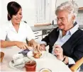  ?? ERWIN WODICKA/SYMBOLBILD ?? Eine Altenpfleg­erin hilft einer Seniorin beim Zubereiten des Frühstücks. Wo es derlei Hilfsangeb­ote für Ältere gibt, erklärt die Diakonie Angehörige­n von Pflegenden.