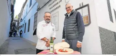  ?? EFE ?? El chef Matías Vega junto con el presidente de la Cofradía del Salmorejo Cordobés, Miguel del Pino.