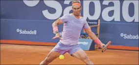  ?? ?? El español Rafael Nadal se prepara para devolver la bola en la primera ronda del Abierto de Barcelona