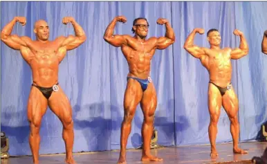  ??  ?? Jermain Karg (l) werd uitgeroepe­n tot de nieuwe Mr Suriname. Fabian Whel (m) werd vierde, terwijl Mark Tjon (r) op de tweede plaats eindigde. (Foto: Rakesh Parag)