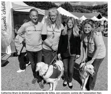  ??  ?? Catherine Brym (à droite) accompagné­e de Gilles, son conjoint, Lorène de l’associatio­n Handi’chiens et Christèle Grandin, élue à la Ville d’orgeval, lors d’une manifestat­ion Handi’chiens à Limay.