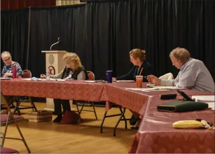  ?? CARLY STONE - MEDIANEWS GROUP FILE ?? Pictured is the Oneida Common Councilmee­ting back in October. The firstmeeti­ng of the year held Tuesday, Jan 5, 2021was held virtually over Zoom video chat.