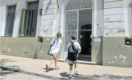  ?? M. NIEVAS ?? Algunos sí, otros no. Alumnos de una escuela de La Plata, ayer. La adhesión al paro fu muy dispar.