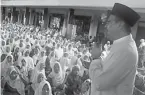  ?? TIM PEMENANGAN SAIFULLAH-PUTI ?? SAMA-SAMA SAMBANGI MUSLIMAT: Emil Dardak dan istrinya, Arumi Bachsin, menghadiri harlah Muslimat NU di Sidoarjo. Foto kanan, Saifullah Yusuf bertemu kader Muslimat NU di Kediri.