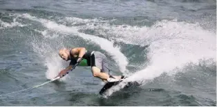  ?? TUNJA KOCH ?? Beim Winchsurfe­n wird der Surfer von einer Seilwinde gezogen. Video: Sehen Sie auf 20min.ch die Winchsurfe­r auf der Reuss.