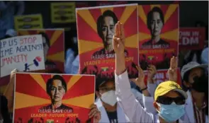  ??  ?? Demonstran­ter bruger signaturen med tre fingre i vejret som tegn på protest imod militaerku­ppet under protester mod Kina foran den kinesiske ambassade i Yangon.
Foto: Ye Aung Thu/AFP