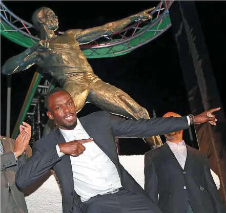  ?? GILBERT BELLAMY/REUTERS–3/12/2017 ?? Em casa. Usain Bolt posa para foto com o gesto que marcou sua carreira: ex-atleta afirmou que ‘tudo é possível, sem limites’