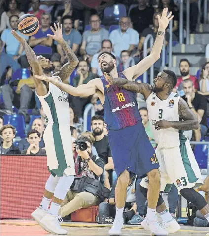  ?? FOTO: M. MONTILLA ?? Oriola batallando por un balón con Denmon y Rivers en el partido de la primera vuelta entre Barça y Panathinai­kos (98-71).