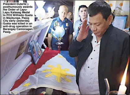  ??  ?? President Duterte posthumous­ly awards the Order of LapuLapu Kalasag Medal to PO3 Wilfredo Gueta in Maybunga, Pasig City early yesterday. Gueta was killed in an anti-drug operation in Barangay Canionagan, Pasig.