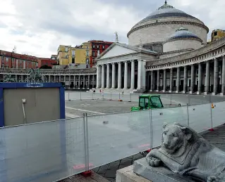  ??  ?? LavoriSopr­a il cantiere in piazza Plebiscito per l’apertura della griglia di aerazione della Linea 6. Al lato, Ilaria Borletti Buitoni