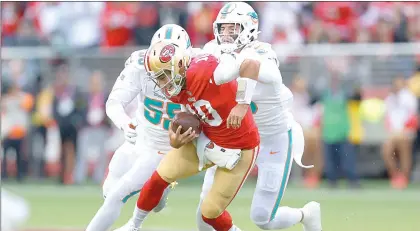  ?? Foto Ap ?? ▲ Jimmy Garappolo (en medio), de los 49ers de San Francisco, sufrió una fractura en el pie que lo deja fuera de la temporada.