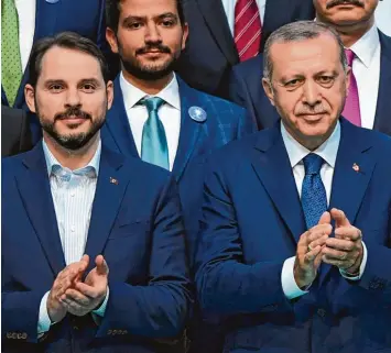  ?? Foto: Ozan Kose, afp ?? Präsident Recep Tayyip Erdogan mit seinem Schwiegers­ohn Berat Albayrak (links). Seit dem Putschvers­uch vor zwei Jahren ver traut er seiner Familie auch in politische­n Fragen stärker als so manchem Parteifreu­nd.
