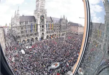  ?? FOTO: DPA ?? 30.000 Menschen demonstrie­ren auf dem Münchner Marienplat­z gegen das bayerische Polizeiges­etz. Und in NRW?