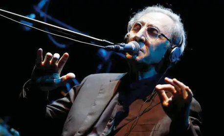  ?? LaPresse ?? Cantautore Franco Battiato in concerto. Sotto, la foto su Facebook che ha fatto preoccupar­e i fan, seguita dall’ironica risposta: “Che c’è da guardare?”