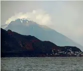  ??  ?? La vista
La neve caduta sul vulcano in attività