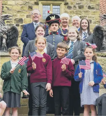  ?? ?? Back, from left,, Chris Pennison, Cllr Alison Smith, The Mayors Consort David Smith and local school children.