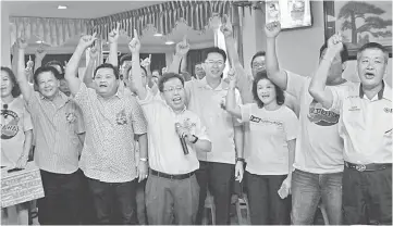  ??  ?? Dr Sim (third left), with (from left) Chieng, Huang and Lau rallying support for SUPP by chanting ‘Sa’ati’ at the mooncake gathering.