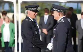  ??  ?? Jean-Robert Robin, à gauche, remercie le directeur départemen­tal de la police, Patrick Mairesse, à droite, après son installati­on. (Photo Sébastien Botella)