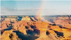  ?? Foto: Rebecca Krizak, dpa ?? Dafür lohnt sich die Anstrengun­g: ein Regenbogen über dem Grand Canyon. Das ist für die Besucher ein besonderes Erlebnis.