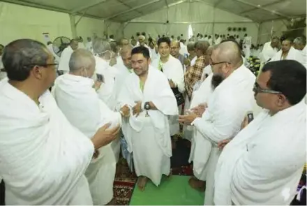  ??  ?? Minister in the Prime Minister’s Department in charge of religious affairs, Datuk Dr Mujahid Yusof Rawa (centre), meeting Malaysian pilgrims in a tent in Arafah yesterday.