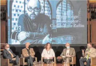  ?? // ADRIÁN QUIROGA ?? De izquierda a derecha, Josep Cuní, Sergi Doria, Antonia Kerrigan, Eduardo Mendoza y Sergio Vila-Sanjuán, ayer durante el homenaje