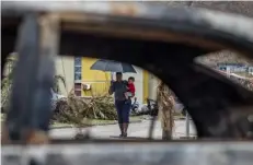  ??  ?? Une femme a Saint-Martin, après le passage d’Irma