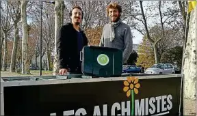  ??  ?? Les biodéchets sont collectés par Mathieu et Valentin à vélo électrique.