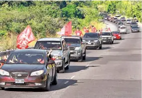  ??  ?? CARAVANA. AL MENOS 300 VEHÍCULOS ACOMPAÑARO­N LA CARAVANA QUE INICIÓ EN COJUTEPEQU­E Y CONCLUYÓ EN LA PAZ.