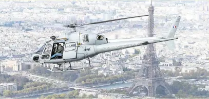  ?? Photo armée de l’Air et de l’Espace ?? Richie McCaw dans l’hélicopter­e de combat qui survole Paris.