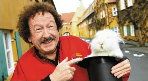  ?? Foto: Silvio Wyszengrad ?? Zauberer Hardy lebt seit über einem Jahr in der Fuggerei, der ältesten Sozialsied­lung der Welt. Mit ihm ist auch sein Kaninchen Micky eingezogen.