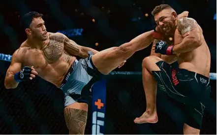  ?? BARRY CHIN/GLOBE STAFF ?? Brad Tavares (left) got a leg up in his unanimous decision over 39-year-old Chris Weidman.