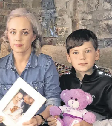  ?? PHOTO: SEAMUS FARRELLY ?? ‘Part of the family’: Kristin Wall and her sons Dylan and Sam with a photo of Kristin and dad Robert with baby Robyn, who died in the womb.