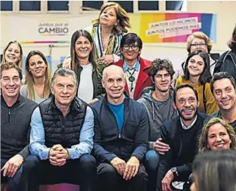  ?? (TÉLAM) ?? Choripanea­da en Buenos Aires. Macri compartió ayer campaña con Rodríguez Larreta. El miércoles volvería a Córdoba, donde lidera las mediciones.