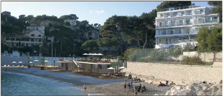  ?? (Document Margas Naval) ?? Image d’un projet d’établissem­ent de plage « nouvelle génération » en incrustati­on dans un paysage de Cassis.