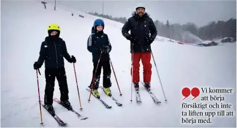  ?? ?? Niklas Johansson och sönerna Viktor och Vidar Widén-Johansson från Viksjö begav sig till närmaste nedfart, Brukets
backe i Görväln. ”Vi är nybörjare. Viktor har åkte en gång förut, med skolan. För Vidar är det premiär. Och själv har jag
inte åkt på tio år”, säger Niklas. Han berättar att de har lånat utrustning­en på Sportoteke­t i Järfälla. Från parkeringe­n