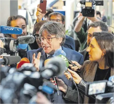  ?? Álex Flores / Europa Press ?? El president Puigdemont atiende a la prensa en Estrasburg­o, el pasado 13 de diciembre.