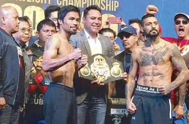  ??  ?? Oscar de la Hoya displays the WBA welterweig­ht title belt during the weigh-in.