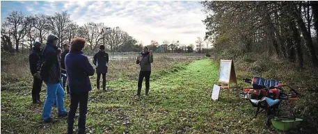  ?? | PHOTO : OUEST FRANCE ?? L’associatio­n Les GarnemAnts organisait une formation à l’entretien durable des haies bocagères, à La Garnache, dimanche 26 novembre.