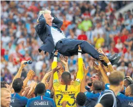  ?? Reuters ?? Didier Deschamps, vitoreado por sus jugadores