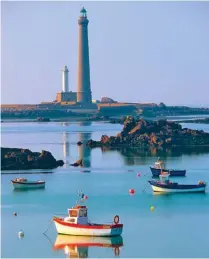  ??  ?? Les deux phares de l’île Vierge. L’ancien logement des gardiens du petit phare – éteint depuis 1902 – a récemment été aménagé en gîte.