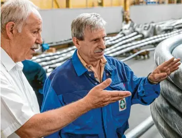  ?? Foto: Ralf Lienert ?? Firmenchef Gerhard Pfeifer (links) und sein Mitarbeite­r Apostolos Tsobanidis begutachte­n Seile, die das Memminger Unternehme­n Pfeifer für ein Football-Stadion in Los Angeles produziert hat.