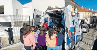  ?? M. G. ?? Varios escolares asisten a la formación en primeros auxilios.