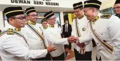  ??  ?? ADLY (tengah) beramah mesra dengan penerima pingat di Seri Negeri, Ayer Keroh, semalam.