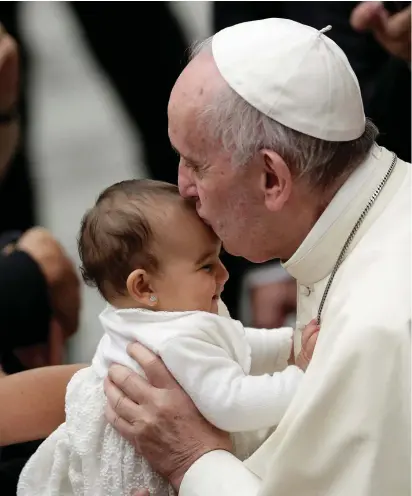  ??  ?? Pope Francis kisses a child during an audience with Italian Roma