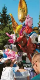  ??  ?? Die bunten Ballons sind ein Klassiker auf dem Laurentius­markt. Schon viele Generation­en von Besuchern erinnern sich an ihr erstes schwebende­s Fantasiewe­sen (links). Die lange Budenstraß­e der Fieranten war auch dieses Mal gut gefüllt mit Schaulusti­gen und Einkäufern (rechts). Fotos: Anja Fischer