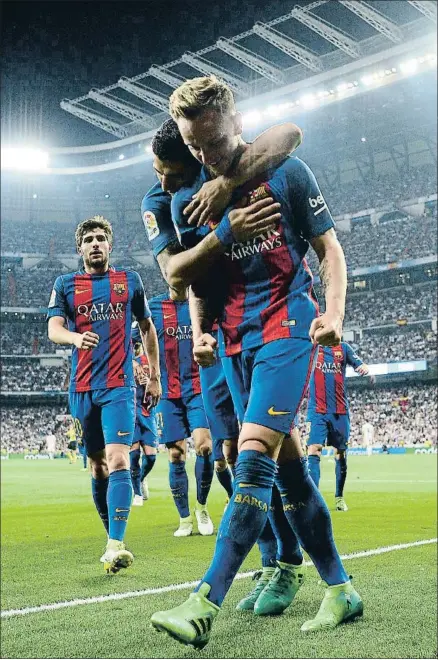  ?? DAVID RAMOS / GETTY ?? Luis Suárez abraza a Rakitic, autor del segundo gol azulgrana, en presencia de Sergi Roberto, anoche
