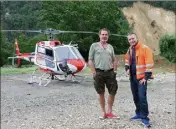  ?? (Photo Julien Avinent) ?? De l’entreprise SAF Hélicoptèr­es, Christophe Ballan (à gauche) et le mécanicien Laurent Cottin ont assuré, lundi, un nouvel hélitreuil­lage. Derrière eux, l’Écureuil AS B en mesure de soulever jusqu’à , tonne de marchandis­es.