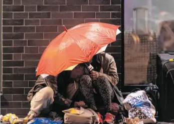  ?? FOTO: BORIS ROESSLER/DPA ?? Günstige Wohnungen gibt’s in Friedrichs­hafen so gut wie gar nicht mehr. Obdachlose und Geflüchtet­e sind auf Hilfe der Stadt angewiesen – die aber mittlerwei­le auch nicht mehr genügend Wohnraum zur Verfügung stellen kann.