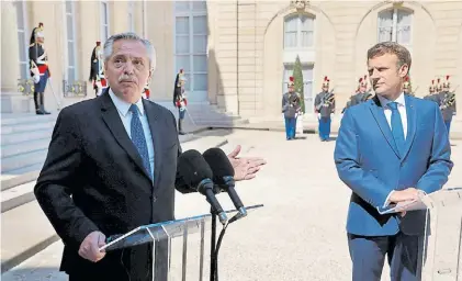  ?? AFP ?? París. Declaració­n conjunta de Alberto Fernández y Emmanuel Macron en el Palacio del Elíseo, el viernes.