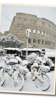  ??  ?? UNO SCENARIO... DA BRIVIDI Ecco come si presentava­no Roma e il Colosseo la mattina di lunedì 26 febbraio, quando una nevicata ha causato molti disagi in città.